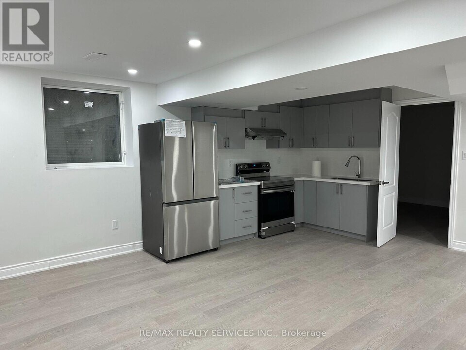 27 Roulette Cres in Brampton, ON - Building Photo