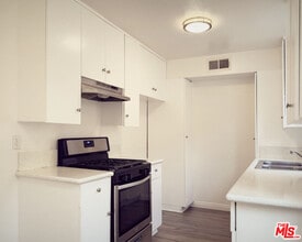 16037 Vanowen St in Los Angeles, CA - Building Photo - Building Photo