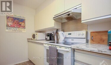 270 Brittany Dr in Ottawa, ON - Building Photo - Building Photo