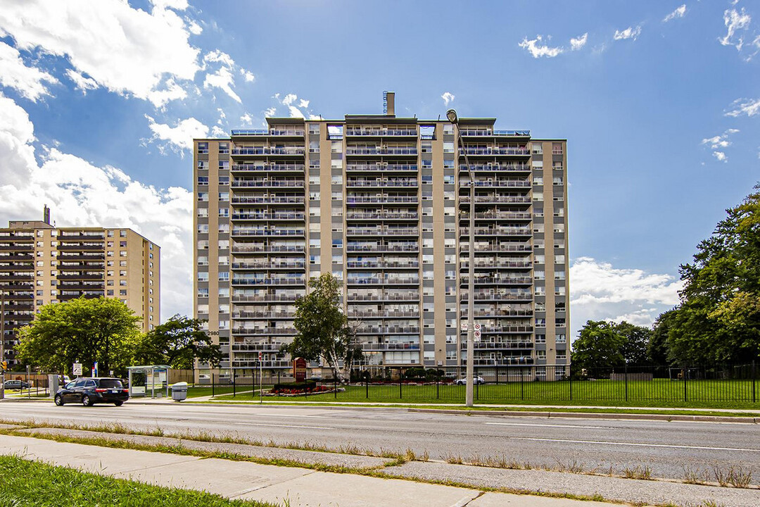 Valleyview Towers in Toronto, ON - Building Photo