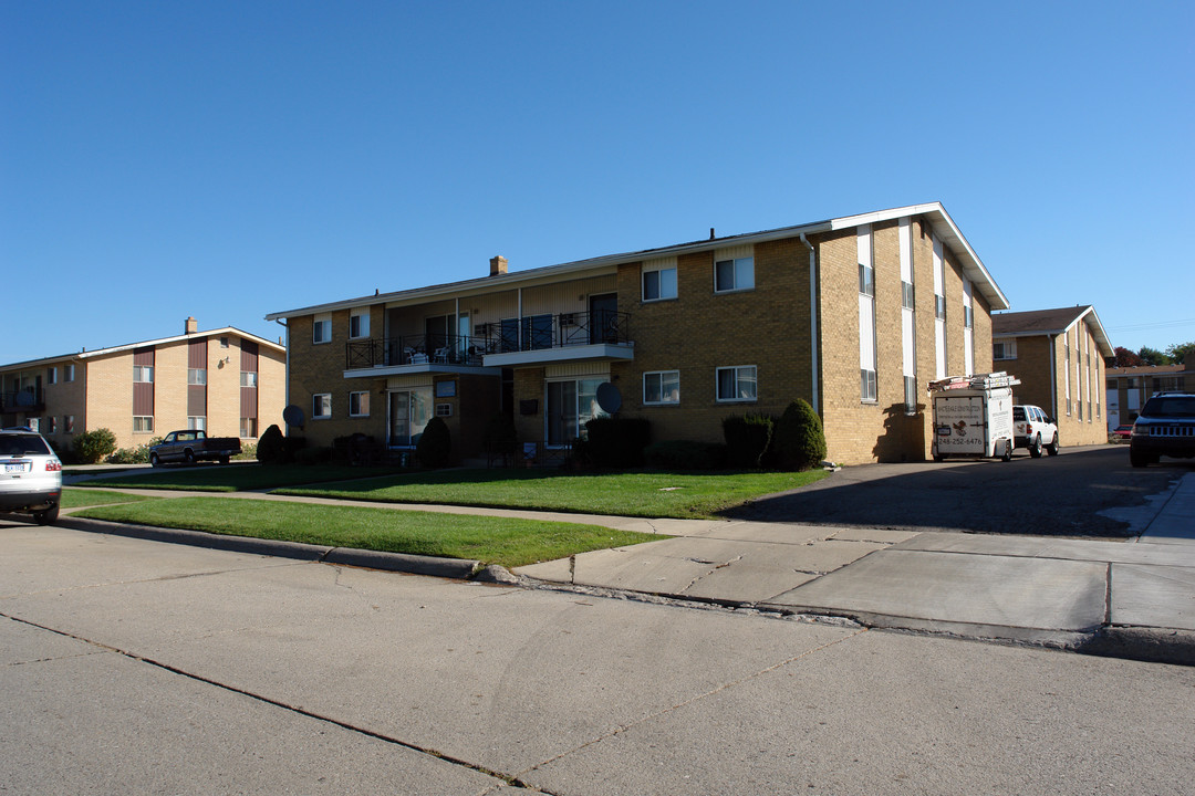 Trident Apartments in Warren, MI - Building Photo