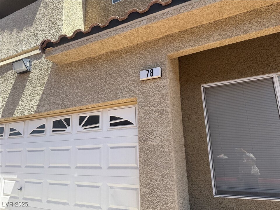 78 Falcon Feather Way in Henderson, NV - Building Photo