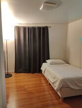 2128 Newtown Ave, Unit Apt 2 in Astoria, NY - Foto de edificio - Building Photo