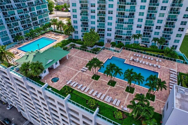 41 SE 5th St, Unit 1901 in Miami, FL - Foto de edificio - Building Photo