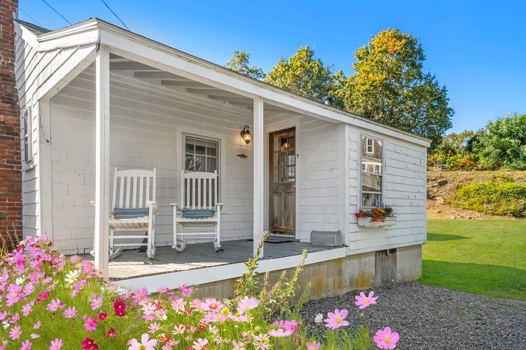 9 Gingerbread Hill in Marblehead, MA - Building Photo