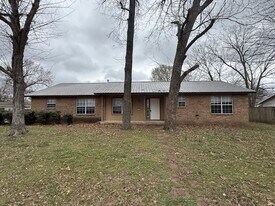 172 James St in Farmington, AR - Building Photo