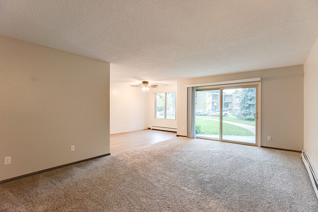 Caravelle Apartments in St. Anthony, MN - Building Photo - Building Photo