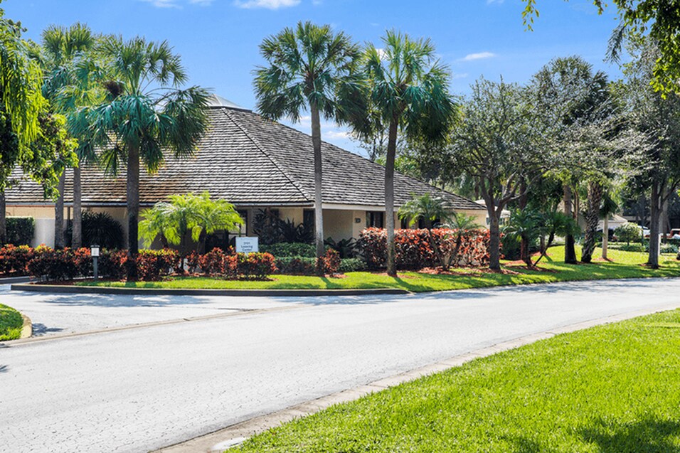 Village Crossing in West Palm Beach, FL - Building Photo
