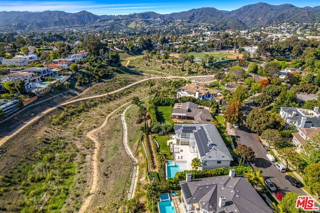 623 Alma Real Dr in Los Angeles, CA - Building Photo - Building Photo