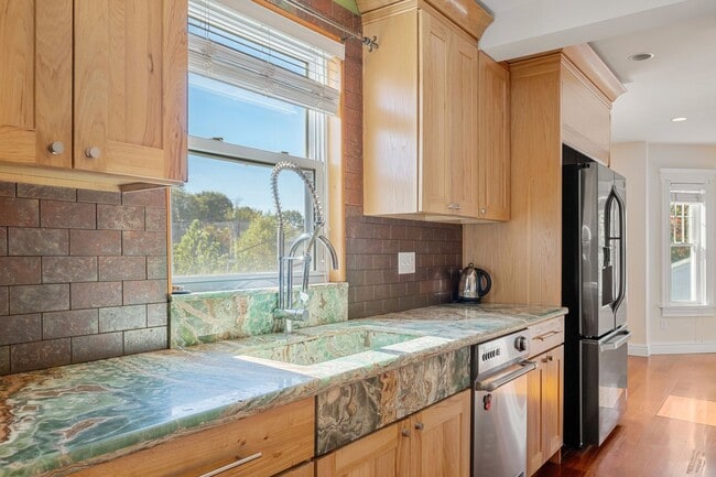 76 Taft Ave in Newton, MA - Foto de edificio - Building Photo