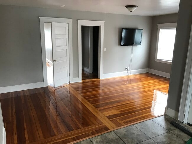 57 Park Ave, Unit Park Ave 3rd Floor in Cranston, RI - Foto de edificio - Building Photo