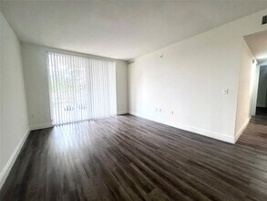 18335 NW 68th Ave, Unit 255-308 in Hialeah, FL - Building Photo - Building Photo