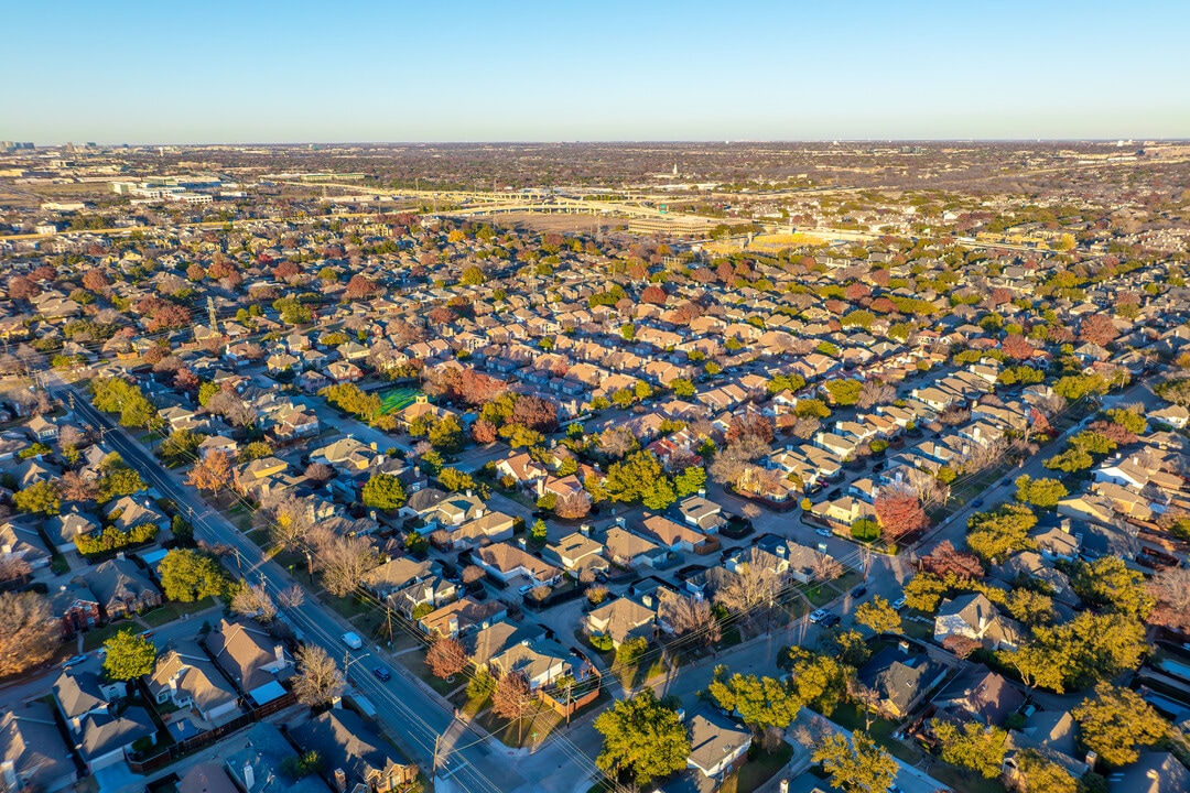 Villas at Parkway Village in Dallas, TX - Building Photo