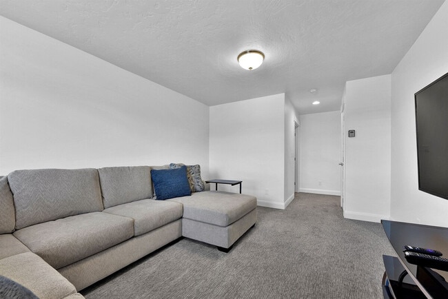 12102 S Aves Pl