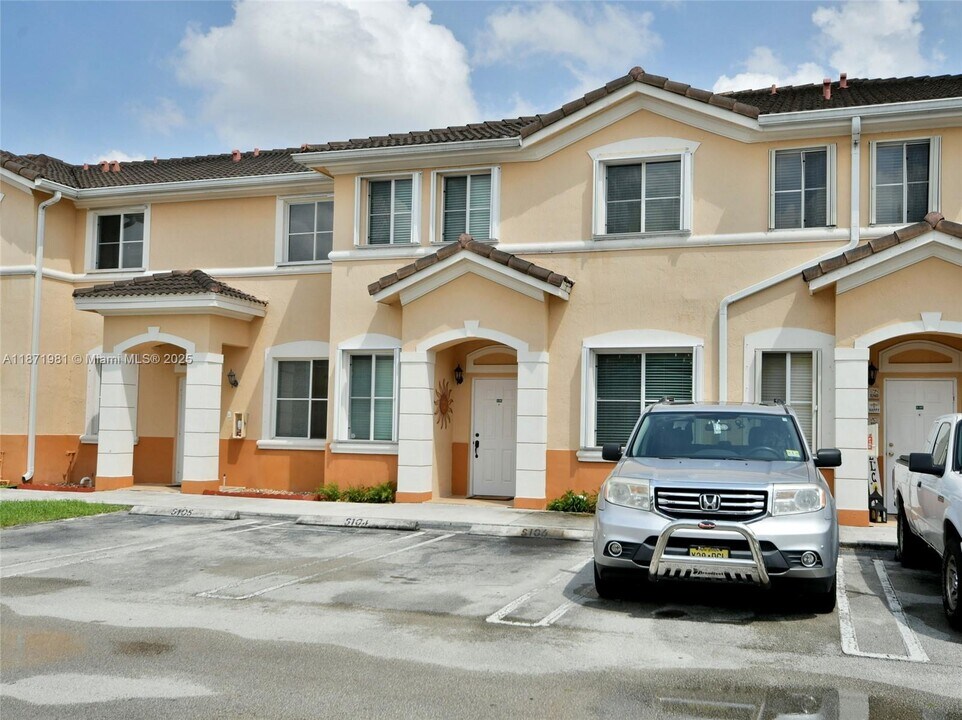 7321 NW 174th Terrace in Hialeah, FL - Building Photo