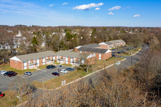 Miry Run Apartments in Mercerville, NJ - Foto de edificio - Building Photo