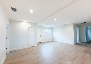 17903 Dorsey Way in Fontana, CA - Foto de edificio - Building Photo