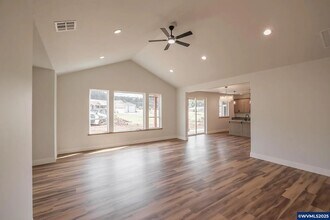 4549 Kalmia St in Sweet Home, OR - Building Photo - Building Photo