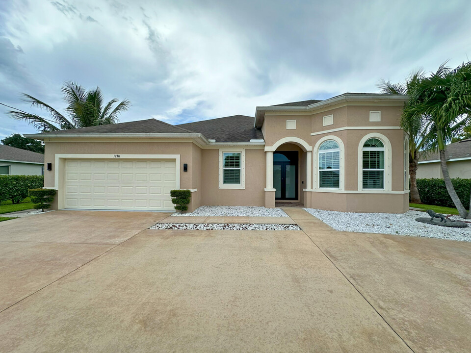 1230 SW Ermine Ave in Port St. Lucie, FL - Foto de edificio