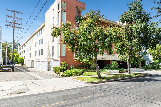 14520 Dickens St in Sherman Oaks, CA - Building Photo - Building Photo