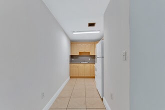 2185 NW 16th Ter, Unit 19 in Miami, FL - Foto de edificio - Building Photo