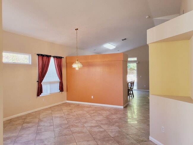 122 Greenmeadow Cir in Pittsburg, CA - Building Photo - Building Photo