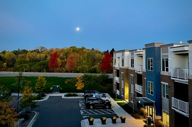 2160 State Hwy 13 in Mendota Heights, MN - Foto de edificio - Building Photo