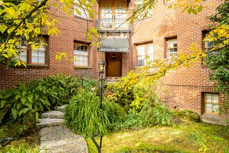 Arenson Court in Portland, OR - Building Photo - Building Photo