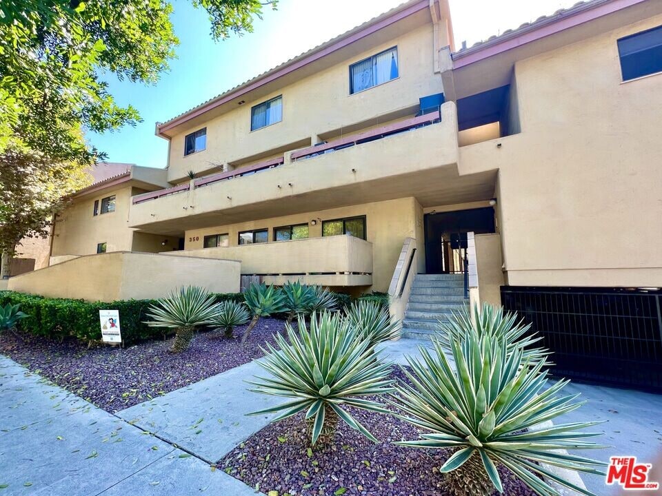 350 Burchett St in Glendale, CA - Foto de edificio