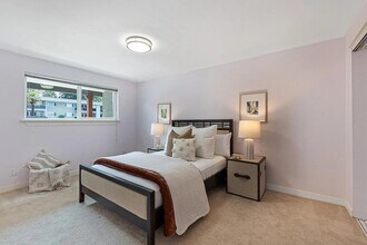 701 122nd Ave NE, Unit Unit 305 in Bellevue, WA - Foto de edificio - Building Photo