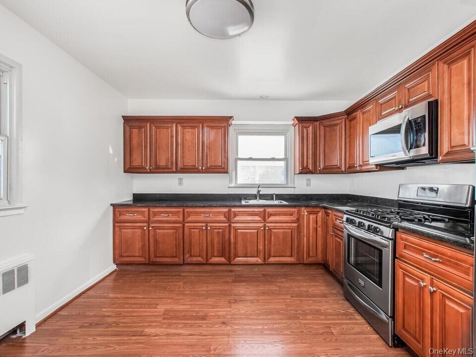 226 Kingston Ave in Yonkers, NY - Building Photo