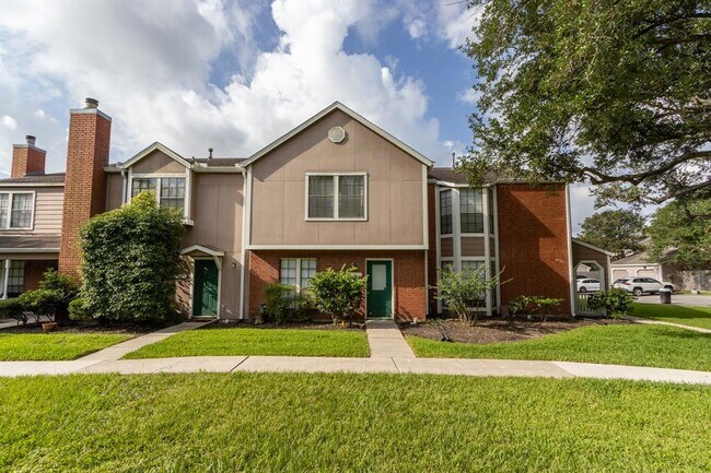 17283 Saturn Ln in Houston, TX - Building Photo - Building Photo