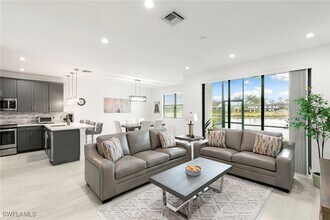 7555 Rockefeller Dr in Naples, FL - Building Photo - Building Photo