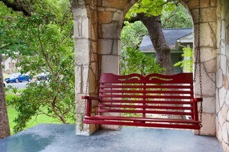 2108 Robinhood Trail in Austin, TX - Foto de edificio - Building Photo
