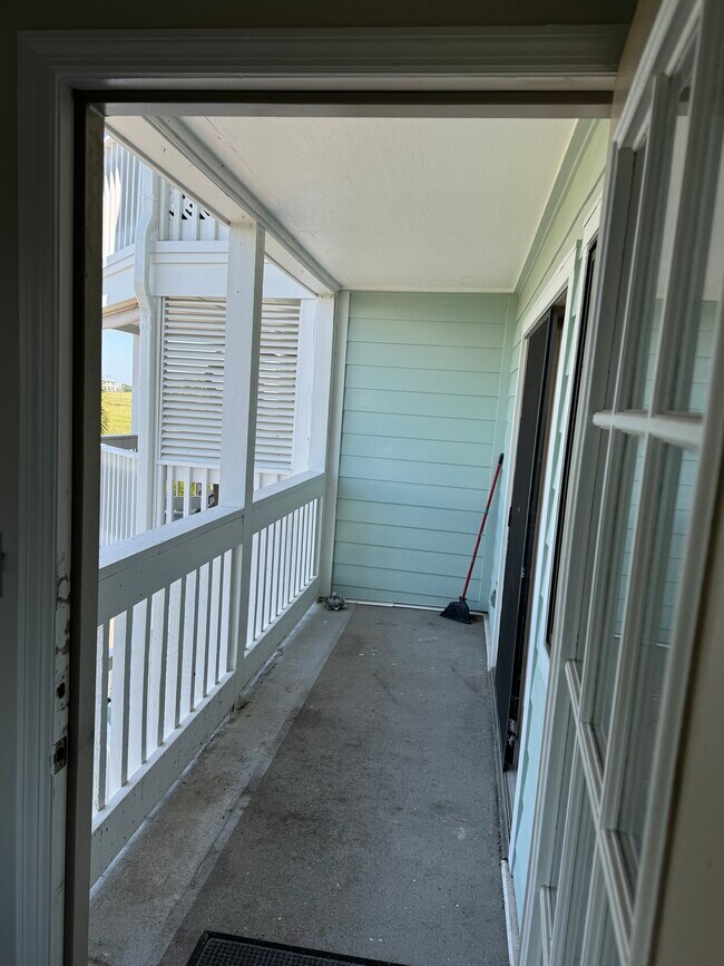 177 W Mariners Cay Dr in Folly Beach, SC - Foto de edificio - Building Photo