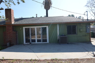 11813 Glamis St in Sylmar, CA - Foto de edificio - Building Photo