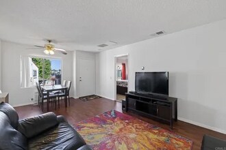 8476 New Salem St in San Diego, CA - Foto de edificio - Building Photo