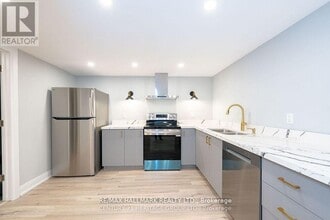 77 Richardson Dr in Aurora, ON - Building Photo - Building Photo