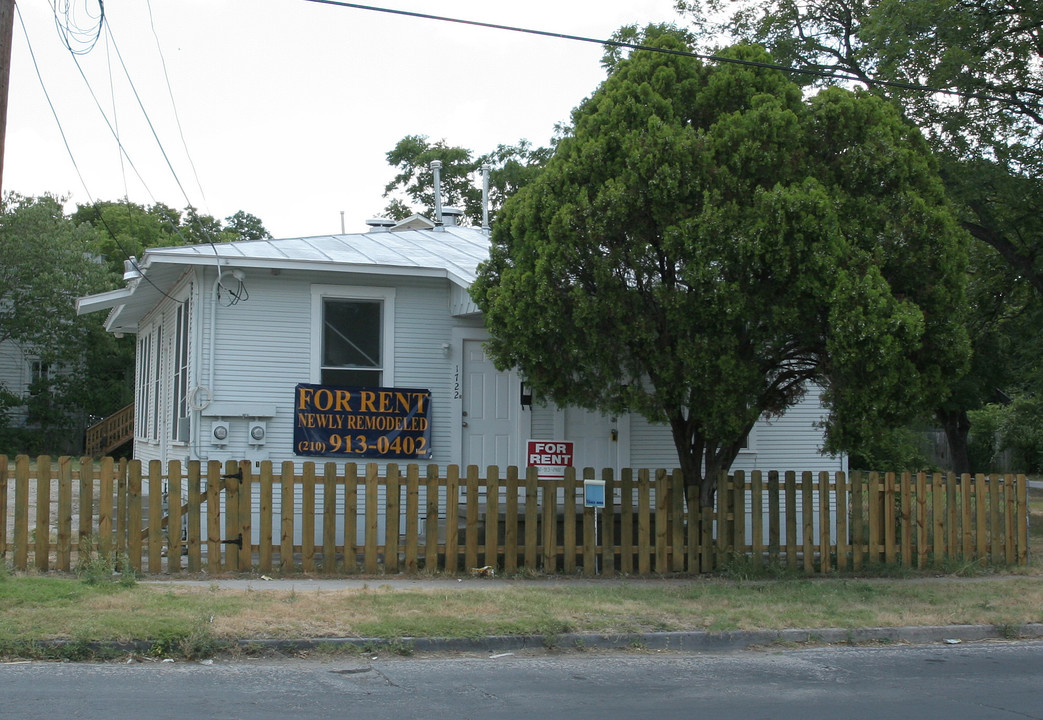 1722 N Pine St in San Antonio, TX - Building Photo