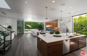 128 S Almont Dr in Los Angeles, CA - Building Photo - Building Photo
