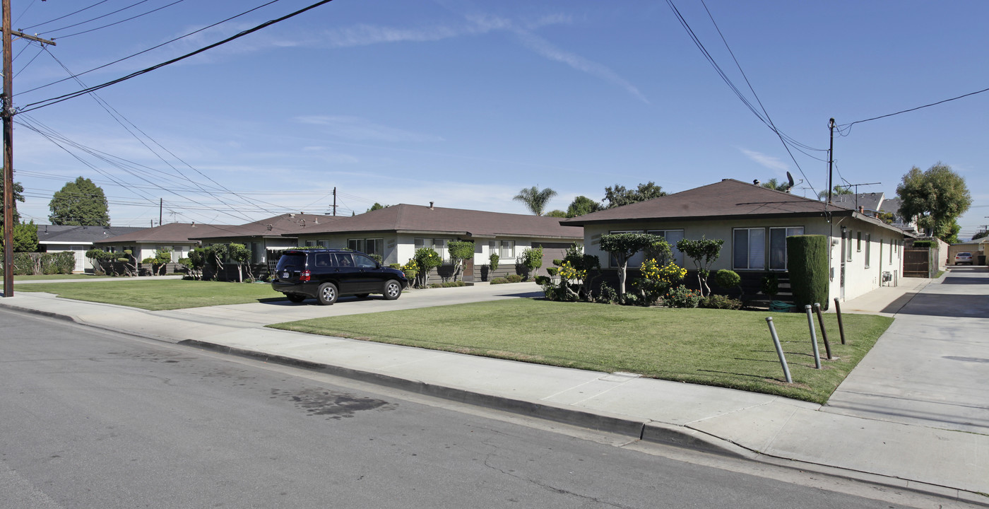 8582-8614 Watson St in Cypress, CA - Foto de edificio