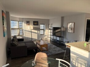 8 W Chestnut St in Chicago, IL - Building Photo - Building Photo