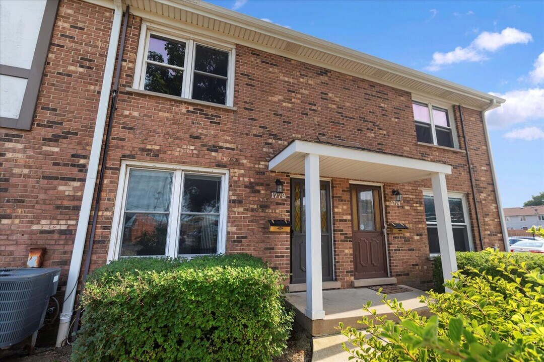 1772 Pickwick Ln in Glenview, IL - Building Photo