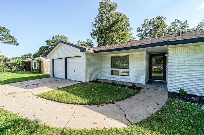 707 Riverside Dr in Alvin, TX - Building Photo - Building Photo