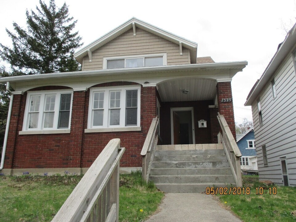 1325 Lake Michigan Dr NW in Grand Rapids, MI - Building Photo