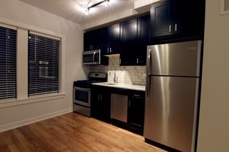 2224 W Eastwood Ave, Unit J05P in Chicago, IL - Foto de edificio - Building Photo