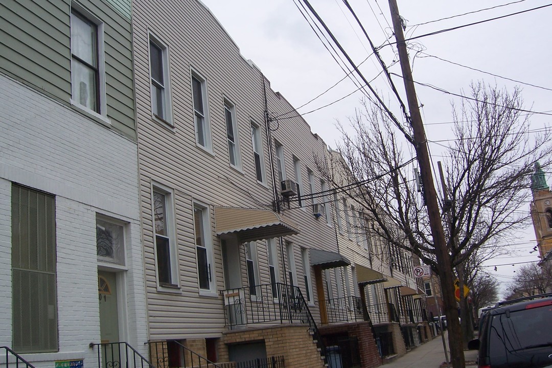 303 Onderdonk Ave in Flushing, NY - Foto de edificio