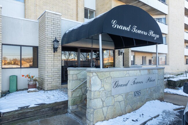 Grand Towers Plaza in Franklin Park, IL - Building Photo - Building Photo