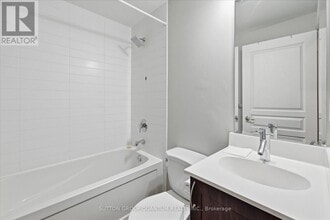 1940 Ironstone Dr in Burlington, ON - Building Photo - Building Photo