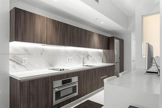 851 NE 1st Ave in Miami, FL - Building Photo - Building Photo